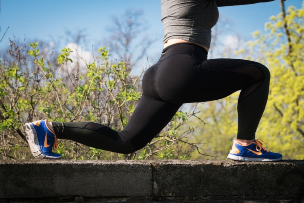 czarne legginsy i niebieskie buty nike