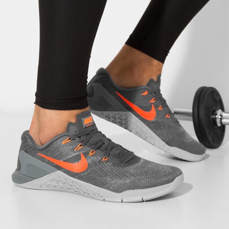 szare męskie buty treningowe nike z pomarańczowymi akcentami